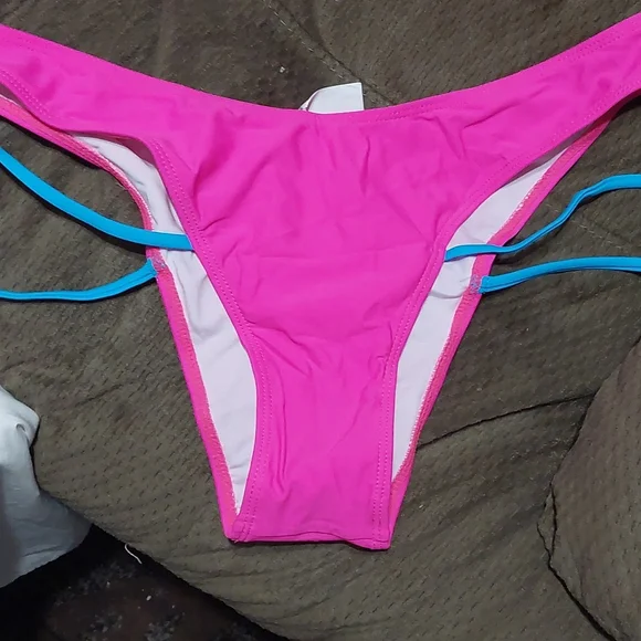 Bikini - Picture 3 of 7